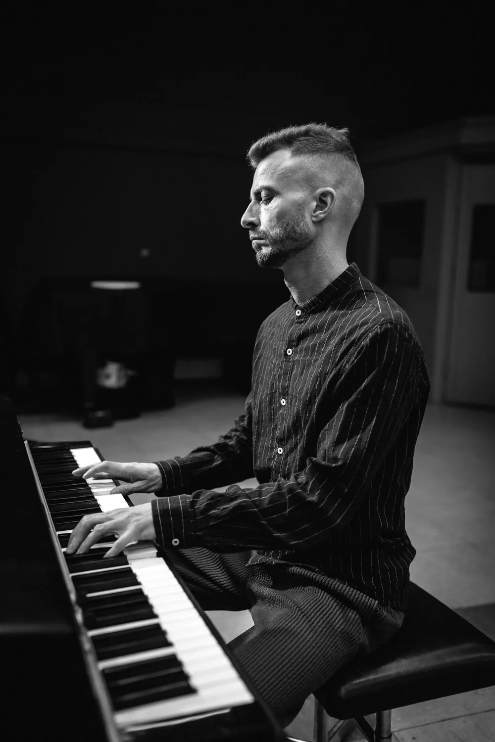 Carlo Wagner at the keyboard in the live room